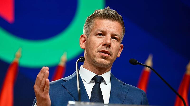 Europas Hoffnungsträger Peter Magyar spricht zu den Medien in Budapest, nachdem er und seine Tisza-Partei bei der Parlamentswahl die Partei von Ministerpräsident Orban besiegt hatte. Europas Hoffnungsträger Peter Magyar spricht zu den Medien in Budapest, nachdem er und seine Tisza-Partei bei der Parlamentswahl die Partei von Ministerpräsident Orban besiegt hatte.