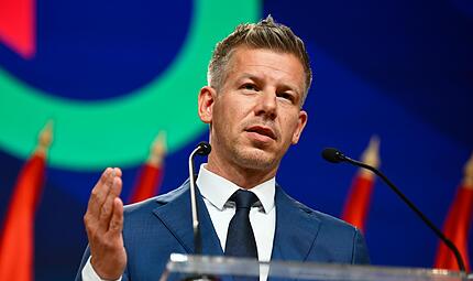 Europas Hoffnungstr&auml;ger Peter Magyar spricht zu den Medien in Budapest, nachdem er und seine Tisza-Partei bei der Parlamentswahl die Partei von Ministerpr&auml;sident Orban besiegt hatte.