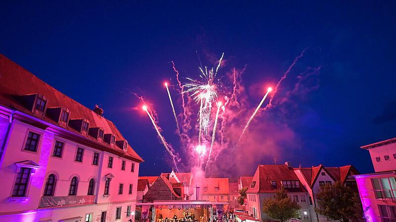 Spektakul&auml;re Feuerwerkseffekte zauberten die Pyrotechniker in den Himmel &uuml;ber dem Burgebracher B&uuml;rgerhausplatz.