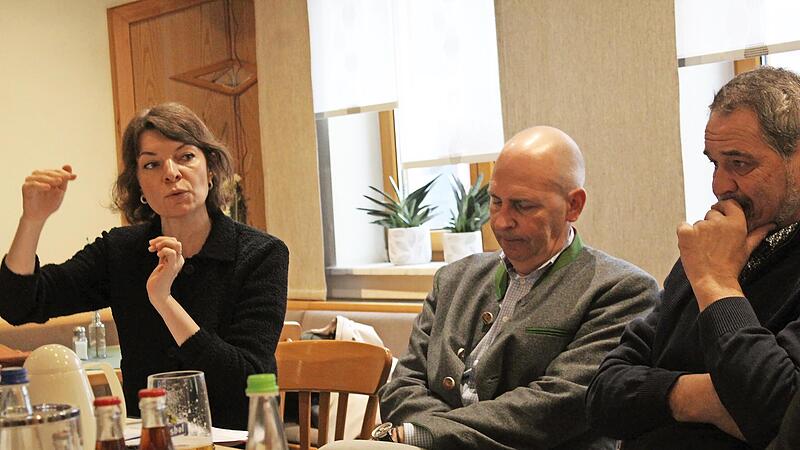 Emmi Zeulner (links) hat ihre Ansichten zu Fragen zwischen G&auml;nsemanagement, Biogas und Bibersch&auml;den. So weit entfernt wie es die Geste vermuten l&auml;sst, war sie von den Standpunkten ihrer Sitznachbarn Landrat Christian Mei&szlig;ner und Kreisobmann (Bayer...