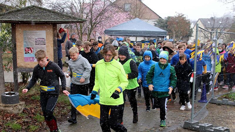 Auf zur ersten Runde der 550 Meter langen Strecke mit der Flagge der Ukraine an der Spitze.