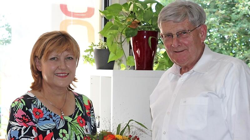 Ziemlich genau so lange im Amt wie Angela Merkel als Bundeskanzlerin ist Birgit Finzel, die inzwischen auf 15 Jahre Vorsitzendent&auml;tigkeit beim BLLV-Kreisverband Ebern zur&uuml;ckblicken kann. G&uuml;nter Lipp ergriff die Gelegenheit, sich bei der im Amt best&auml;tiogten Vorsitzenden mit einem Blumenstrau&szlig; zu bedanken.