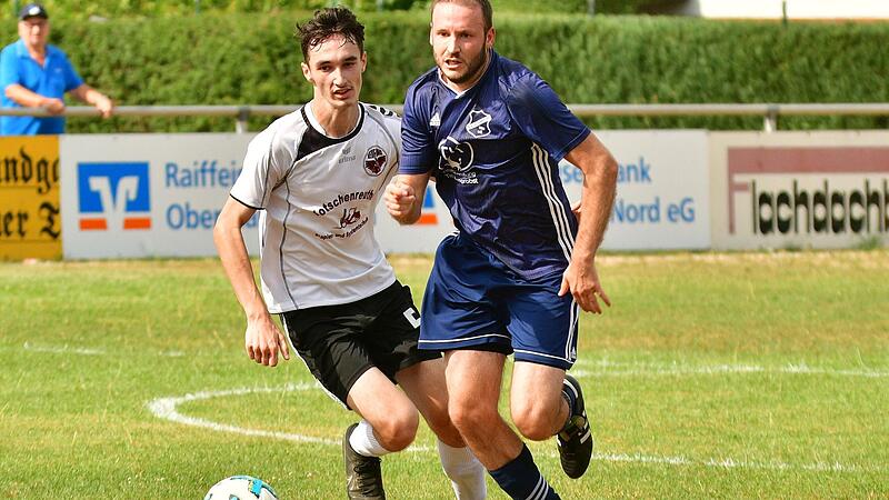 Florian Eberth (blaues Trikot) will mit der SpVgg Lettenreuth den guten Auftakt am Doppelspieltag bestätigen. Für Nico Schödel und den DJK-SV Neufang geht es vor allem am Freitag um wichtige Punkte für den Klassenerhalt.