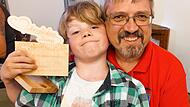 Carlos Bliesath (li.) ist im neuesten Film der Eberhofer-Krimireihe der neue Darsteller von Eberhofer-Sohn Pauli; mit im Bild Günther Engl vom Eberhofer Stammtisch D’ Koidnkiachna.