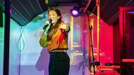Juliane Böttger kommt mit dem Theaterbus auf die Herzo Base.