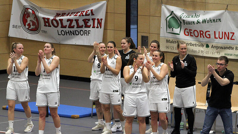 Headcoach Florian Hager und die Litzendorfer BG-Damen, hier nach dem siegreichen Play-off-Heimspiel gegen Schwabach, sind mit der diesjährigen Regionalliga-Saison zufrieden, auch wenn sie nicht in den Titelkampf eingreifen konnten. Headcoach Florian Hager und die Litzendorfer BG-Damen, hier nach dem siegreichen Play-off-Heimspiel gegen Schwabach, sind mit der diesjährigen Regionalliga-Saison zufrieden, auch wenn sie nicht in den Titelkampf eingreifen konnten.