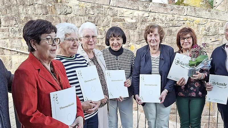 Unser Bild zeigt Kreisvorsitzenden Markus Stockmann (von links) und die Geehrten Waltraut Papst, Agnes Koberstein, Christa Preissendörfer, Hildegard Alefeld, Hannelore Penisch, Marion Keßler, Kurt Selbert sowie Vorsitzende Astrid Mützel.