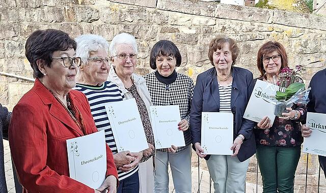 Unser Bild zeigt Kreisvorsitzenden Markus Stockmann (von links) und die Geehrten Waltraut Papst, Agnes Koberstein, Christa Preissendörfer, Hildegard Alefeld, Hannelore Penisch, Marion Keßler, Kurt Selbert sowie Vorsitzende Astrid Mützel.