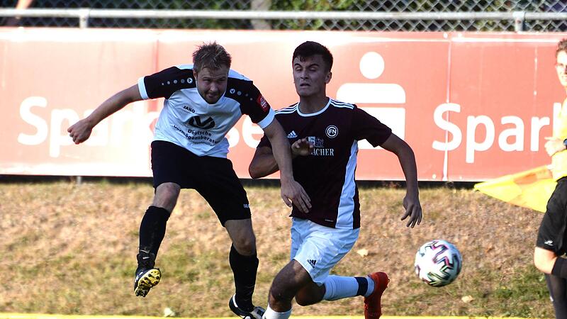 Der FC Neuenmarkt um Devran Kilickaya (rechts) und der    SV Motschenbach mit  Christoph Stamm trennten sich zuletzt 1:1. Nun peilen beide Team am Wochenende einen Sieg an.
