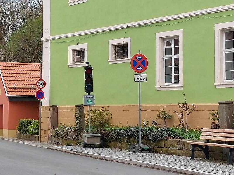 Hier stehen Schilder und Ampeln schon an ihrem Platz.