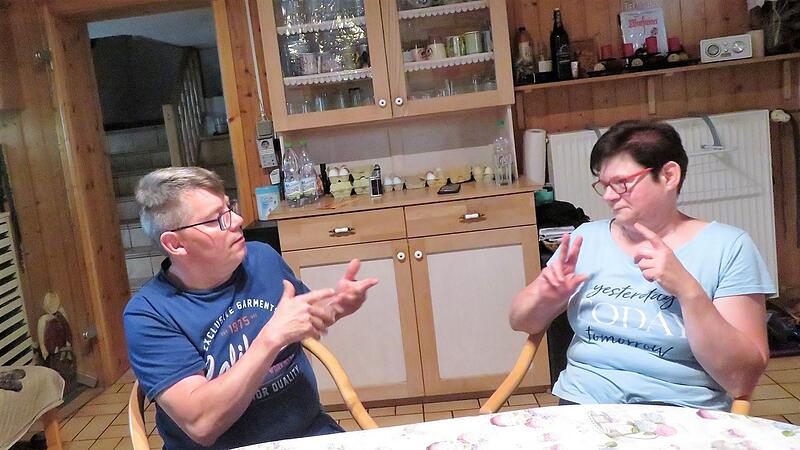 Elmar: &bdquo;Ich stehe um vier Uhr auf.&ldquo;  Gabriele: &bdquo;Ich stehe um sechs Uhr auf.&ldquo;