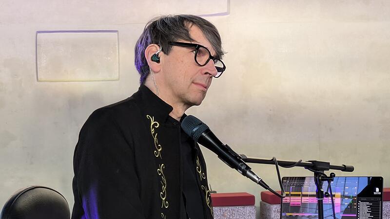 Florian Sitzmann begleitete am Piano das Konzert von Albert Frey. Florian Sitzmann begleitete am Piano das Konzert von Albert Frey.