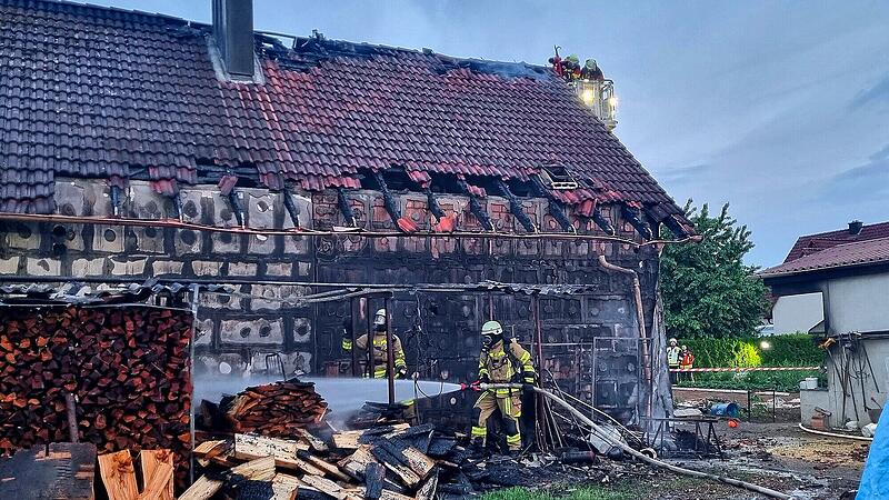 Backshop der Bäckerei Roppelt in Kirchehrenbach steht in Flammen.