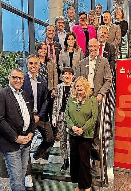 Die Ehrung der Dienstjubilare und Verabschiedung der Pensionisten durch den Vorstand Harald Reinsch (Mitte rechte Reihe) und Christian Rinker (dahinter).