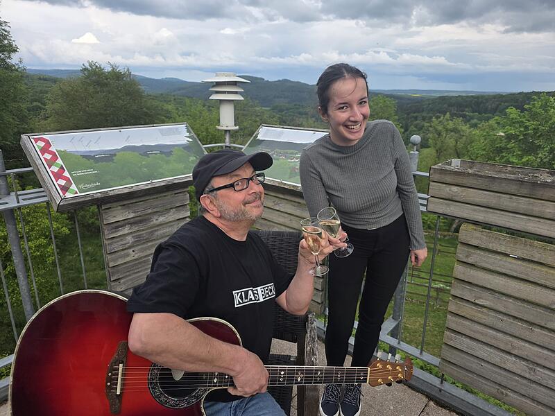 Klaus Beck hat seine Musikfreunde zusammengetrommelt und spielt und singt mit ihnen am 22. Mai 2026 in der Klostersch&auml;nke auf dem Volkersberg. Darauf freut sich Wirtin Beverly Borg sehr.