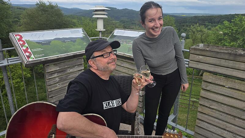 Klaus Beck hat seine Musikfreunde zusammengetrommelt und spielt und singt mit ihnen am 22. Mai 2026 in der Klostersch&auml;nke auf dem Volkersberg. Darauf freut sich Wirtin Beverly Borg sehr.