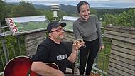 Benefizkonzert auf dem Volkersberg zugunsten der Kissinger Hütte Klaus Beck hat seine Musikfreunde zusammengetrommelt und spielt und singt mit ihnen am 22. Mai 2026 in der Klosterschänke auf dem Volkersberg. Darauf freut sich Wirtin Beverly Borg sehr.