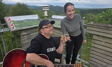 Klaus Beck hat seine Musikfreunde zusammengetrommelt und spielt und singt mit ihnen am 22. Mai 2026 in der Klostersch&auml;nke auf dem Volkersberg. Darauf freut sich Wirtin Beverly Borg sehr.