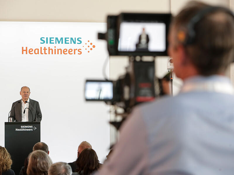 Knapp 500 Mitarbeiterinnen und Mitarbeiter sind bei der au&szlig;erordentlichen Betriebsversammlung dabei, einige stellen Scholz ihre Fragen.
