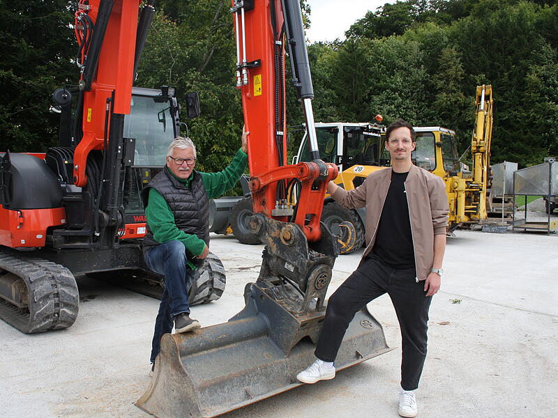 Juniorchef Sebastian und Seniorchef Ludwig Walter im Fuhrpark des Walter-Bauhofs in Burggailenreuth.