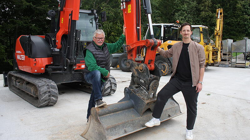 Juniorchef Sebastian und Seniorchef Ludwig Walter im Fuhrpark des Walter-Bauhofs in Burggailenreuth.