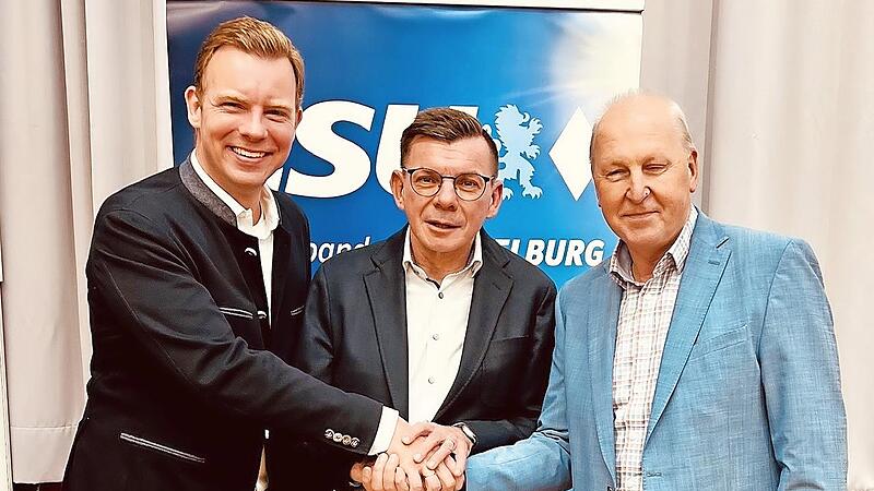 Nominierungsversammlung der CSU Hammelburg: Bezirksrat Martin Wende (l.) und Ortsbeauftragter Detlef Heim gratulierten Bürgermeister Armin Warmuth zur Wahl.