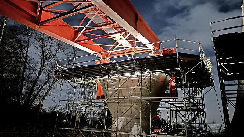 Der so so genannte Vorbauschnabel l&auml;uft auf den Pfeiler w&auml;hrend des Verschubvorgangs auf. Bei Hochstadt fand ein wichtiger Teil an einem Br&uuml;ckenneubau statt.