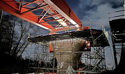 Der so so genannte Vorbauschnabel l&auml;uft auf den Pfeiler w&auml;hrend des Verschubvorgangs auf. Bei Hochstadt fand ein wichtiger Teil an einem Br&uuml;ckenneubau statt.