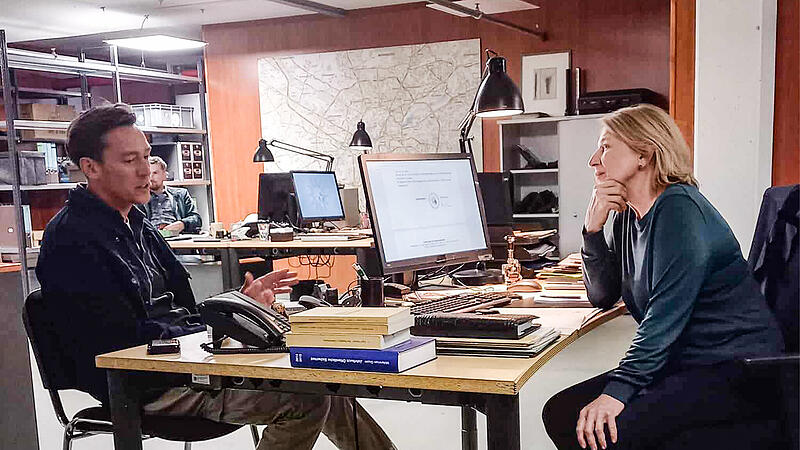 Im Franken-&bdquo;Tatort" wird Jonas Ochs von Paula Ringelhahn (Dagmar Manzel) verh&ouml;rt.