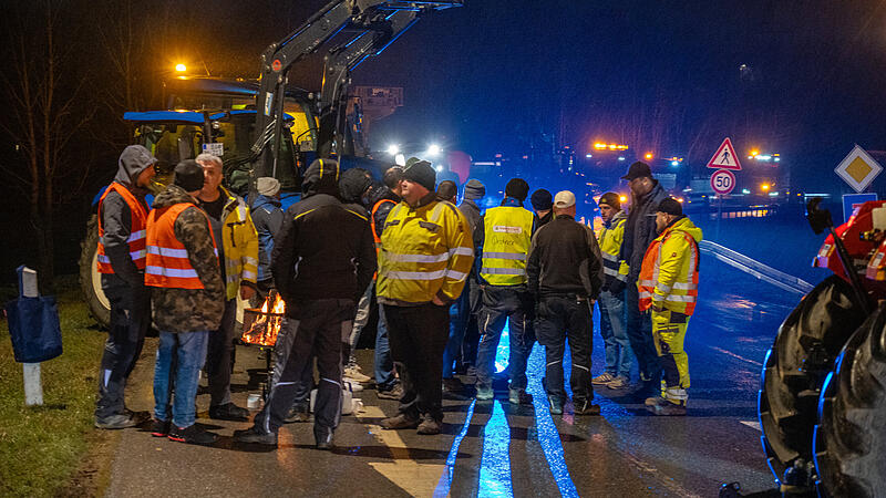 Erneute Blockade - Bauern, Spediteure und Handwerker blockieren seit dem frühen Mittwochmorgen (31.01.2024) die Zu- und Ausfahrten des REWE-Zentrallagers in Buttenheim.