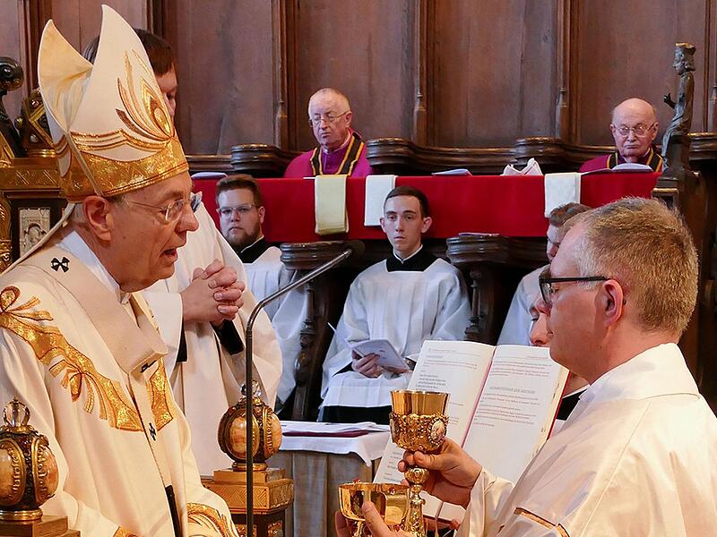 Erzbischof Ludwig Schick (l.) weihte im Dom zu Bamberg Stefan Lunz zum Priester.Erzbischof Schick: Impressionen aus seiner Arbeit