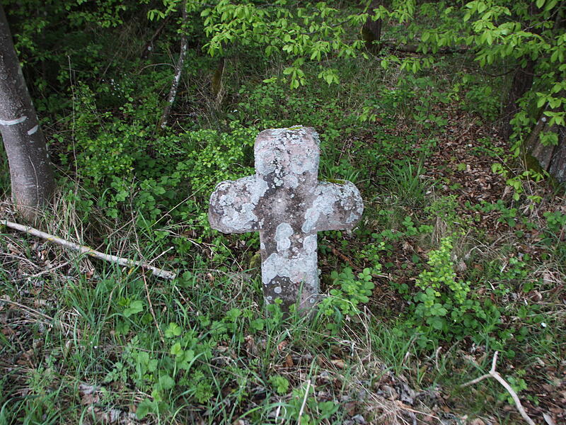 Eines der steinernen Kreuze findet sich an der Einfahrt der Stra&szlig;e zum Thoraxzentrum.