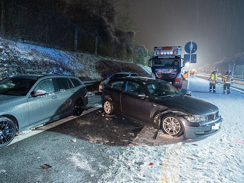Massenkarambolage mit 21 Verletzten: Blitzeis-Chaos auf der B173Unfall auf der B173 bei Lichtenfels Massenkarambolage mit 21 Verletzten: Blitzeis-Chaos auf der B173Unfall auf der B173 bei Lichtenfels
