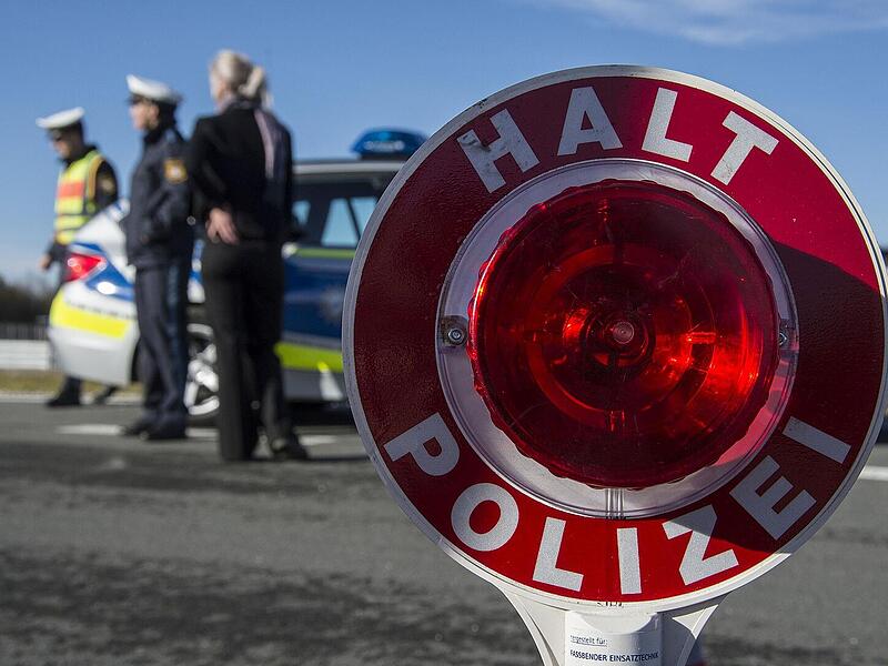A3 bei Erlangen: Polizei stoppt Autofahrerin - dann gibt es eine Überraschung A3 bei Erlangen: Polizei stoppt Autofahrerin - dann gibt es eine Überraschung