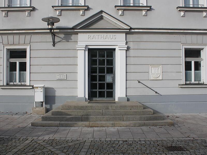 Nach drei&szlig;ig Jahren steht in H&ouml;chstadt Rathaus steht bedeutender Wechsel bevor: Der amtierende B&uuml;rgermeister Gerald Brehm h&ouml;rt auf. Wer wird 2026  neuer B&uuml;rgermeister?