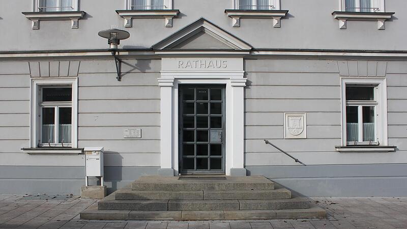 Nach drei&szlig;ig Jahren steht in H&ouml;chstadt Rathaus steht bedeutender Wechsel bevor: Der amtierende B&uuml;rgermeister Gerald Brehm h&ouml;rt auf. Wer wird 2026  neuer B&uuml;rgermeister?