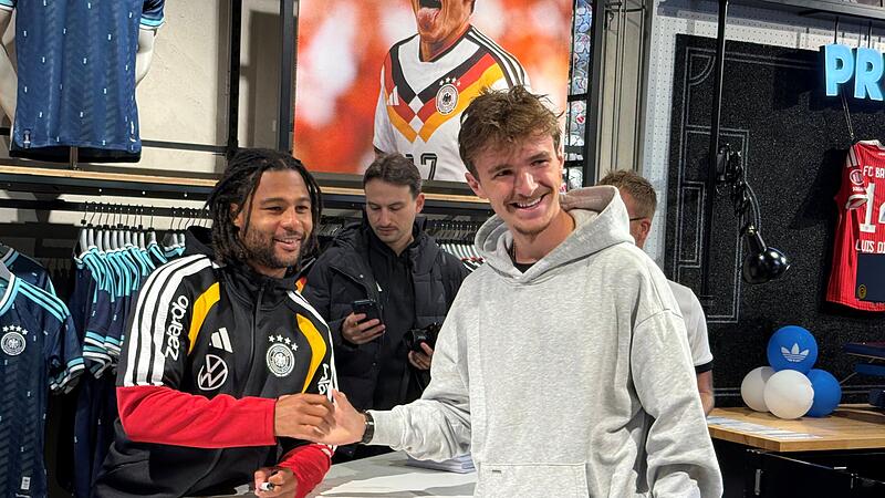 Autogrammstunde Serge GnabryBildergalerie Autogrammstunde Serge Gnabry