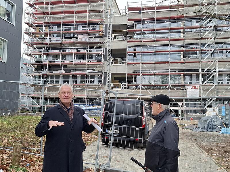 Innen- und Bauminister Joachim Hermann und der Kanzler der FAU, Christian Zens vor der Baustelle des Neubaus für technische Chemie in Erlangen, der allein 139 Millionen Euro kostet.