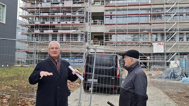 Innen- und Bauminister Joachim Hermann und der Kanzler der FAU, Christian Zens vor der Baustelle des Neubaus f&uuml;r technische Chemie in Erlangen, der allein 139 Millionen Euro kostet.