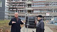 Innen- und Bauminister Joachim Hermann und der Kanzler der FAU, Christian Zens vor der Baustelle des Neubaus für technische Chemie in Erlangen, der allein 139 Millionen Euro kostet.