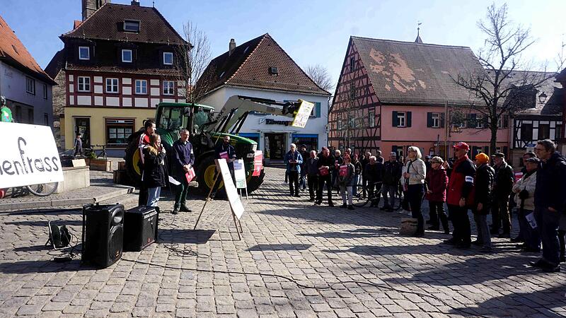 Für verstärkte Klimaschutzmaßnahmen setzten sich die Klimaaktivisten auf dem Marktplatz in Herzogenaurach ein. Für verstärkte Klimaschutzmaßnahmen setzten sich die Klimaaktivisten auf dem Marktplatz in Herzogenaurach ein.