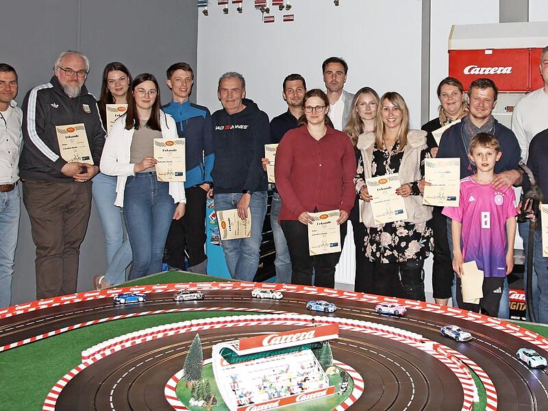 Die Teilnehmenden des aktiven Stammtisches der Wirtschaftsjunioren Lichtenfels, Gesch&auml;ftsf&uuml;hrer Thomas Neugeboren von den Werkst&auml;tten links, der Vorsitzende des Verbandes.