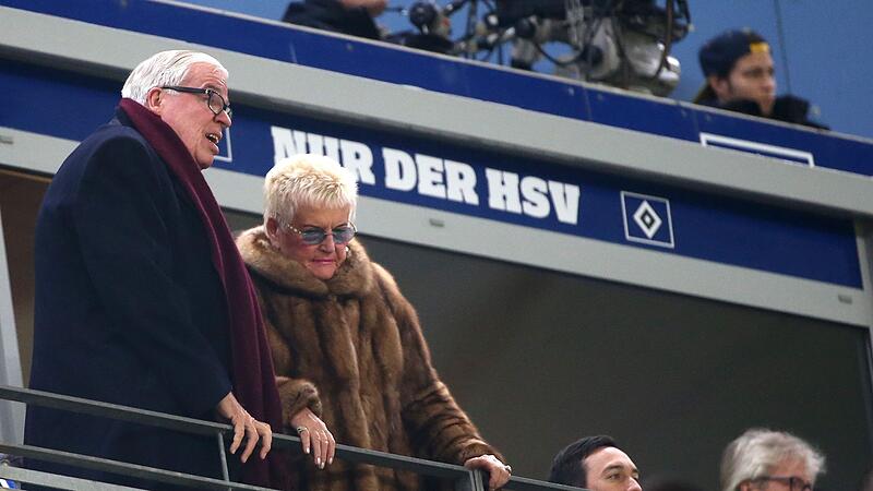 HSV-Investor Klaus-Michael K&uuml;hne (l.) und seine Frau Christine