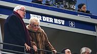 HSV-Investor Klaus-Michael K&uuml;hne (l.) und seine Frau Christine