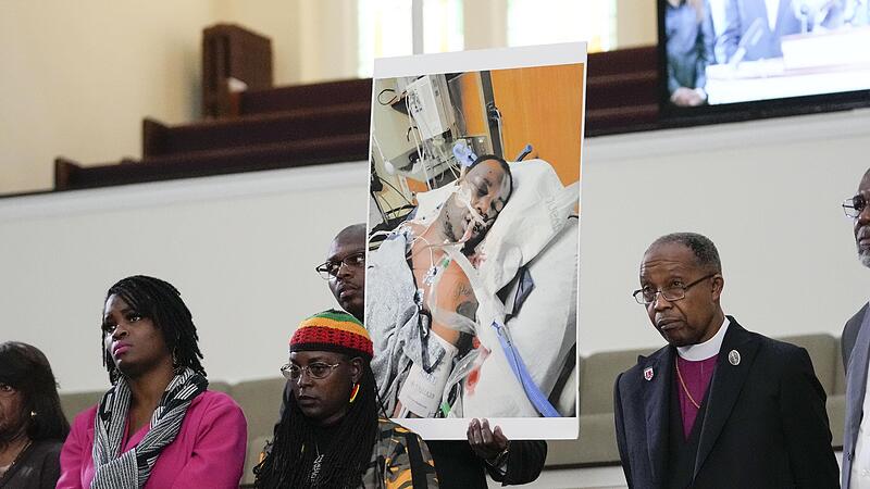 Familienmitglieder und Unterstützer halten bei einer Pressekonferenz in Memphis ein Foto von Tyre Nichols, der starb, nachdem er von Polizeibeamten verprügelt wurde.