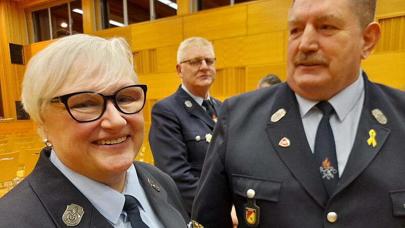 Manuela Fröhling ist eine der 28  Feuerwehrleute, die bei der ersten großen Ehrungsgala des Kreisfeuerwehrverbands Bamberg ausgezeichnet wurden.