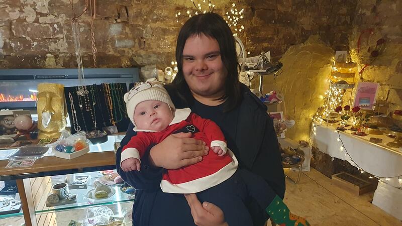 Luca (20) ist unglaublich stolz auf seine kleine Schwester Melina. Dass sie den selben Gendefekt wie er hat - Trisomie 21 - begeistert ihn: "Das ist toll, jetzt ist jemand genauso wie ich."