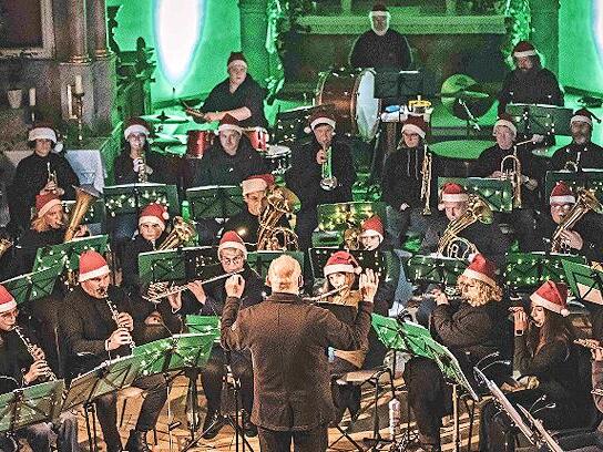 Blaskapelle mit Dirigent Andreas Kleinhenz.