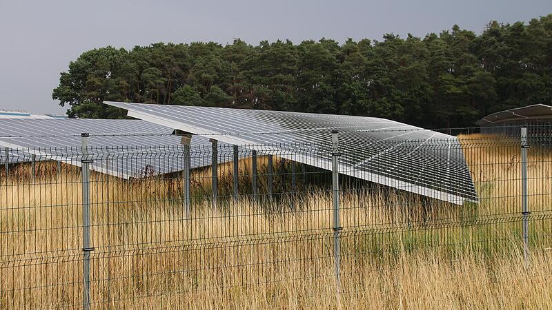 Das Netzpaket der Bundesregierung kommt. K&ouml;nnen k&uuml;nftig noch Solarparks, wie dieser in Gremsdorf, in sogenannten "kapazit&auml;tslimitierten Gebieten" gebaut werden?