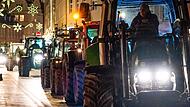 Ein Zug aus etwa 80 Traktoren fuhr im Dezember durch die Lange Stra&szlig;e in Bamberg. Am Montag werden Protestaktionen auch in Forchheim erwartet.